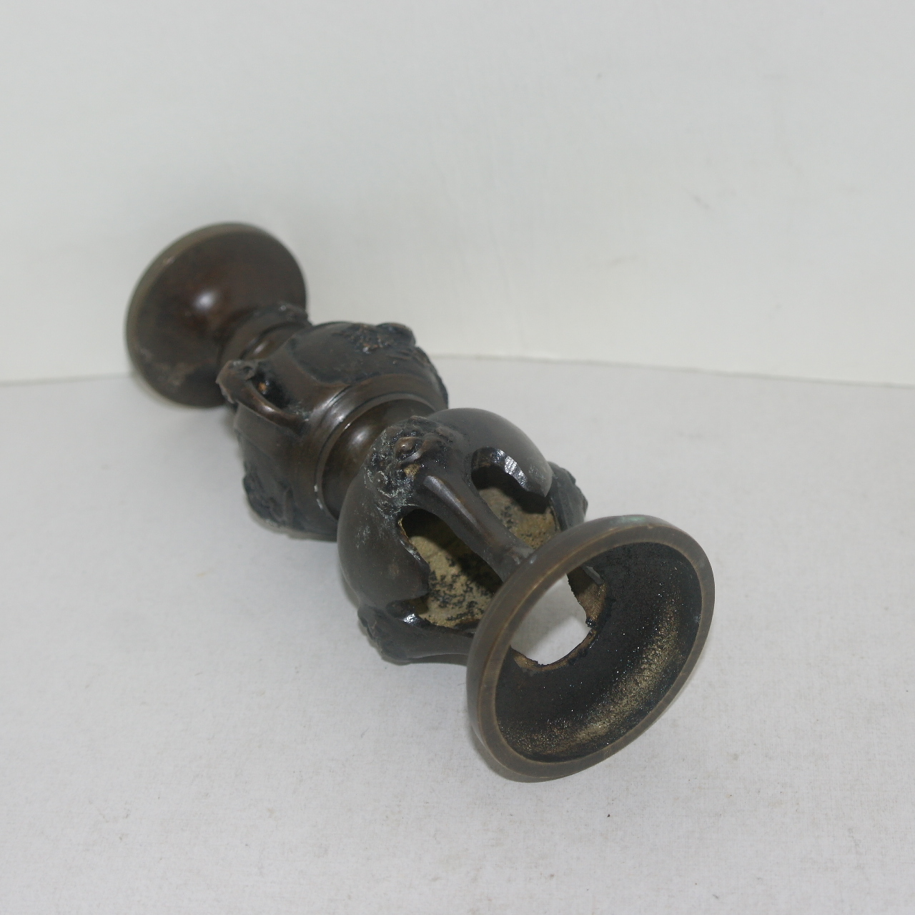 묵직한  청동으로된 조화문 촛대