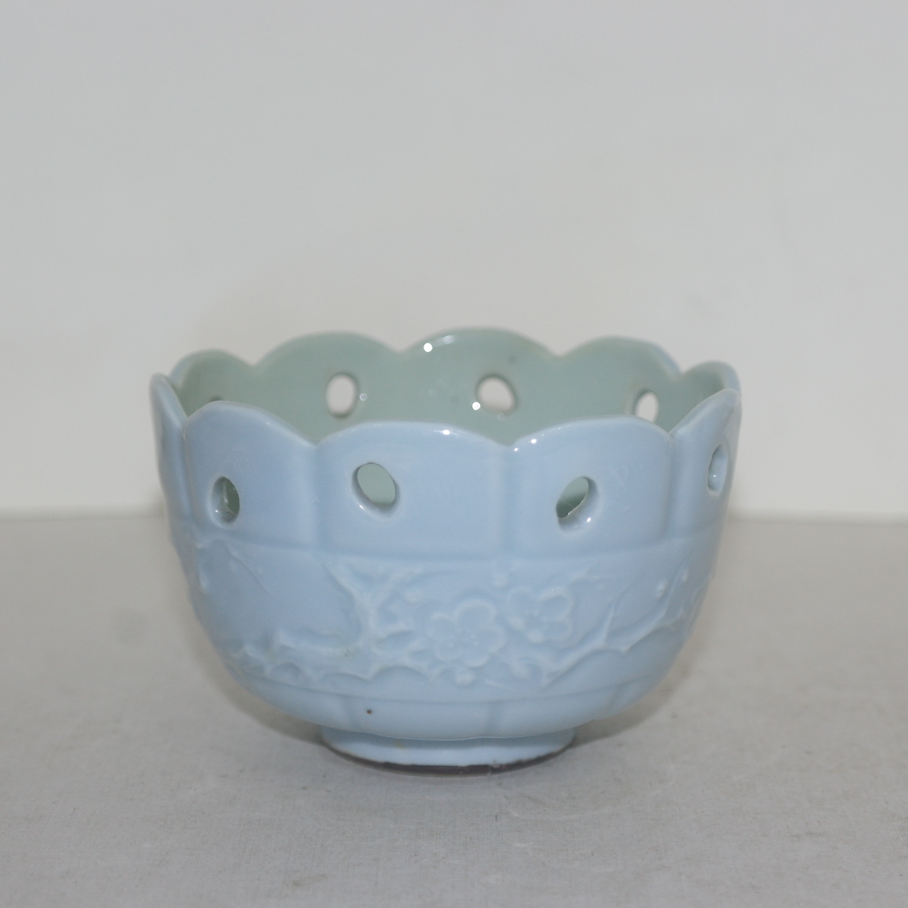 연대가좋은 청자 양각매화문 투각 향완