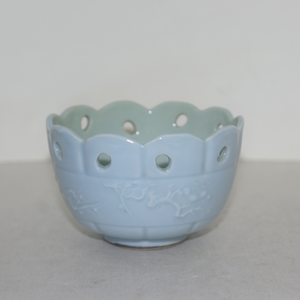 연대가좋은 청자 양각매화문 투각 향완