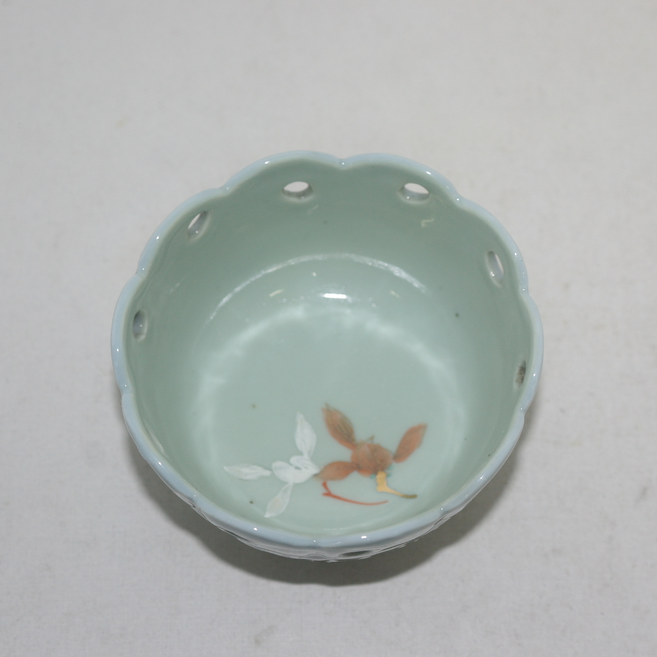 연대가좋은 청자 양각매화문 투각 향완