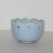 연대가좋은 청자 양각매화문 투각 향완