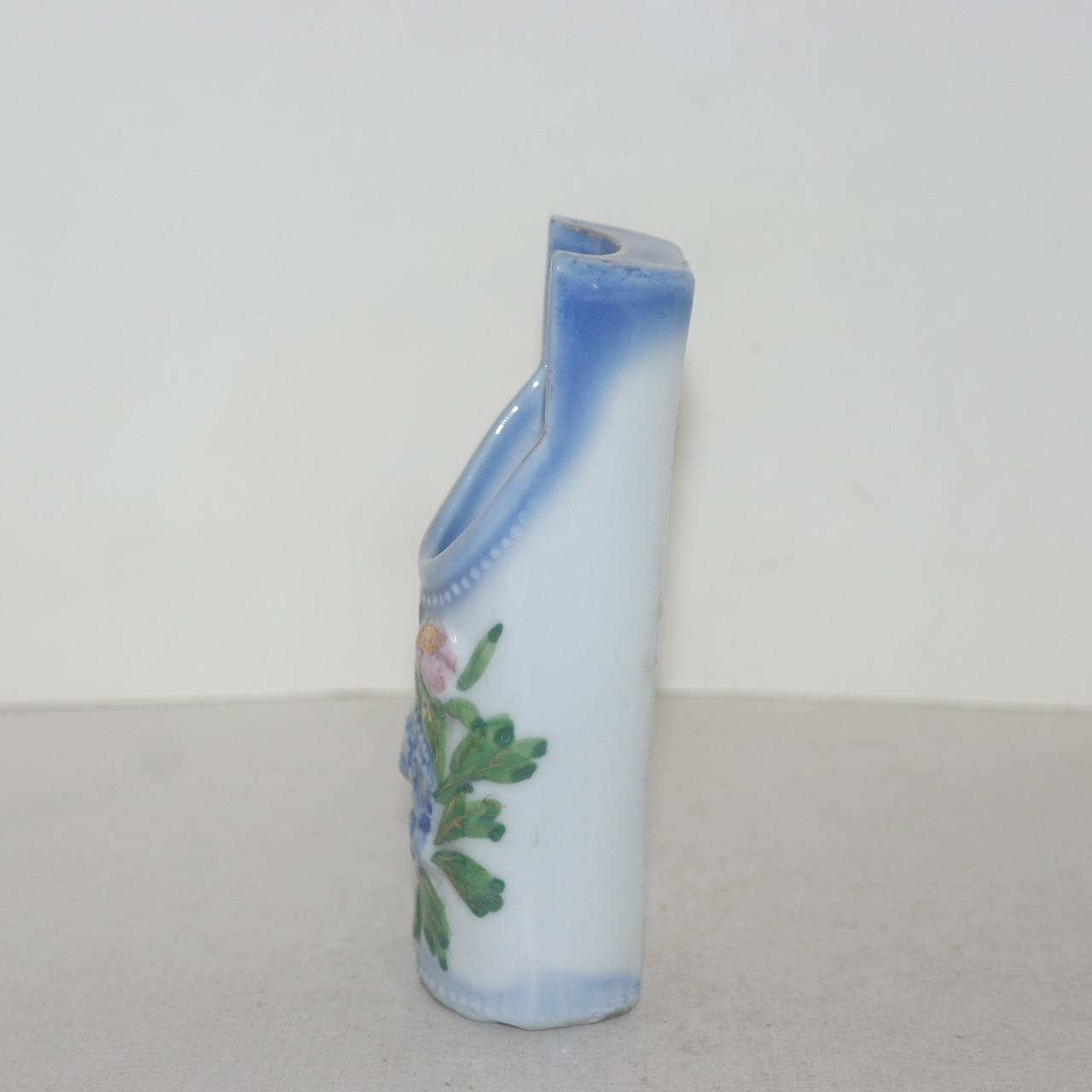 외사기 연대의 청화백자양각화문 필호