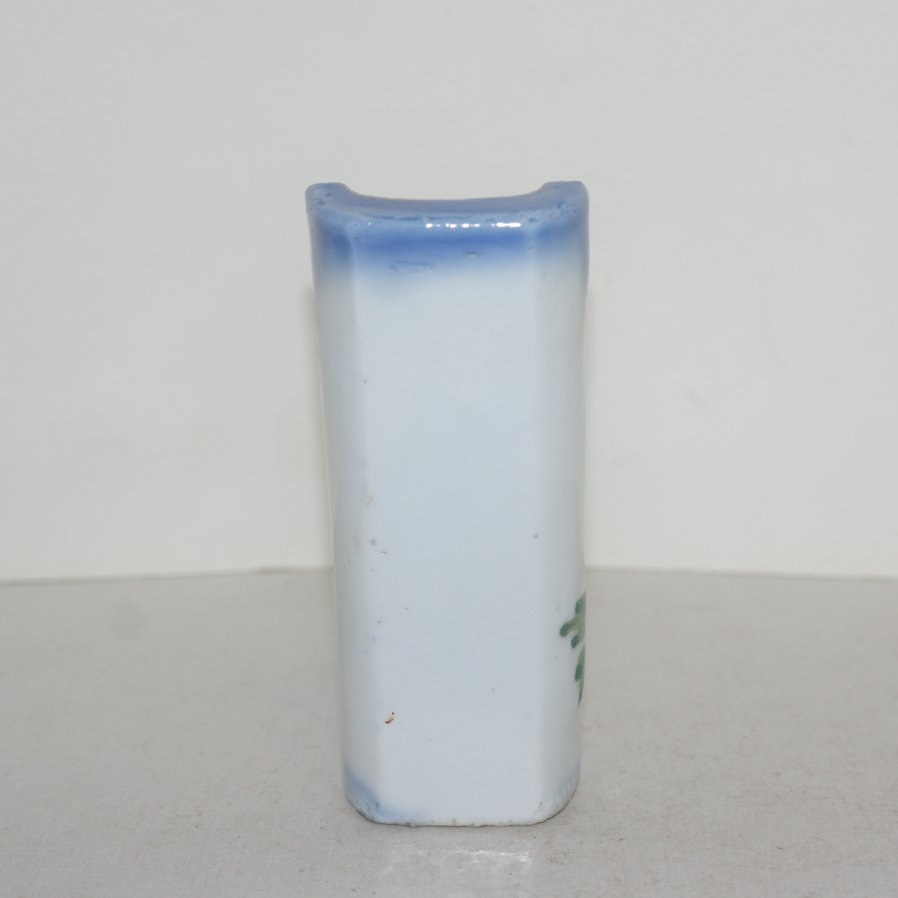 외사기 연대의 청화백자양각화문 필호