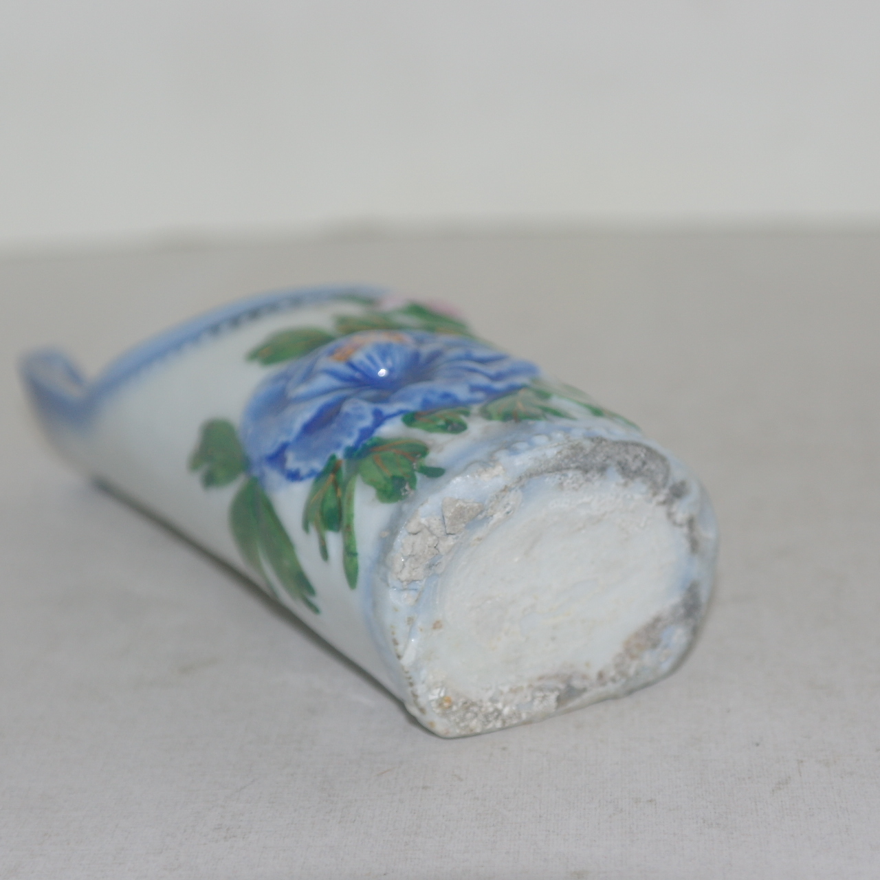 외사기 연대의 청화백자양각화문 필호