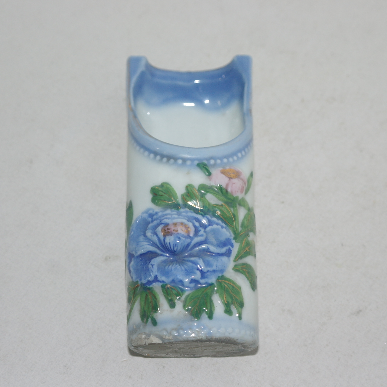 외사기 연대의 청화백자양각화문 필호