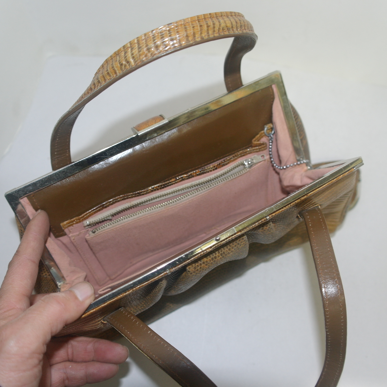 근대사 오래된 악어가죽 핸드백