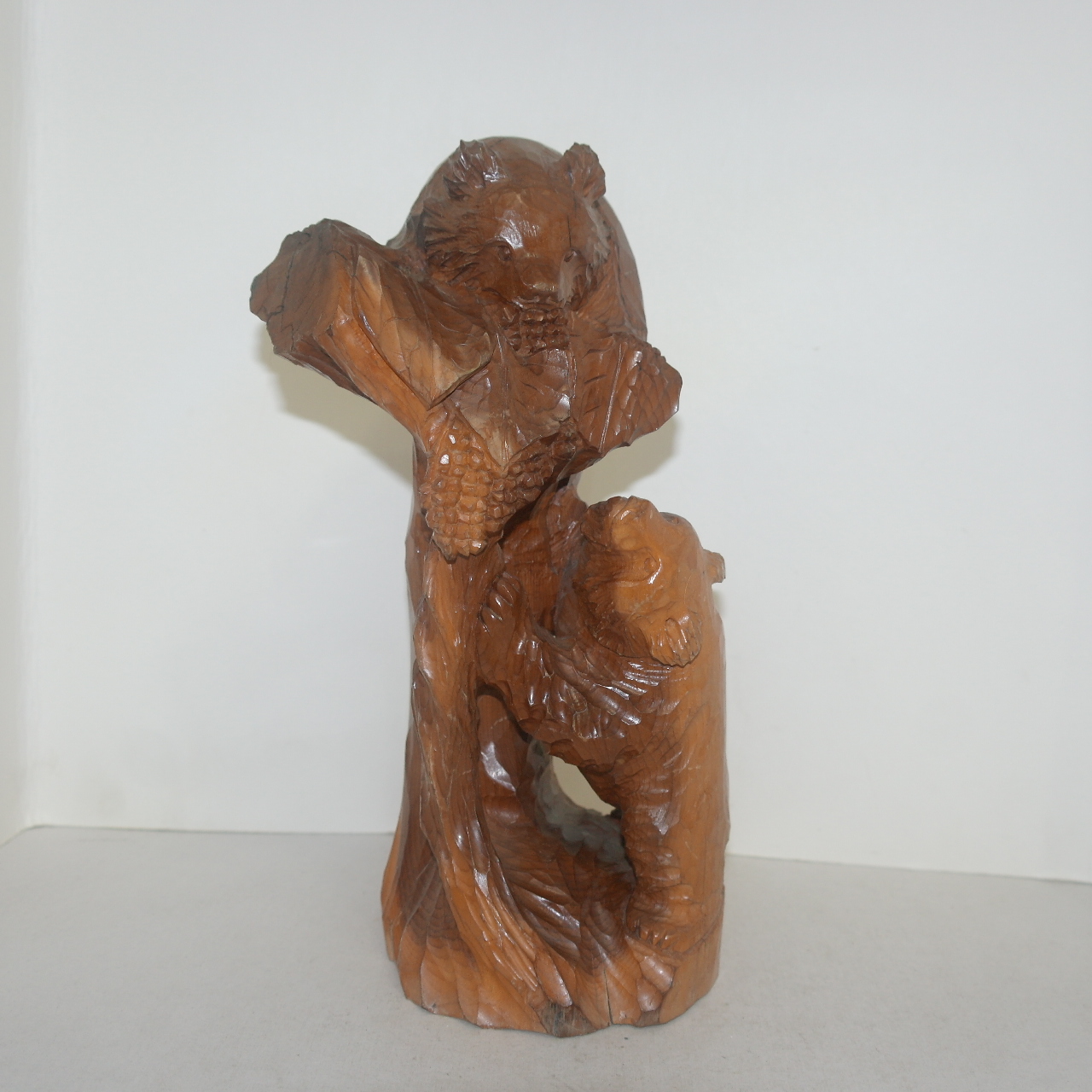 원목나무에 통으로 조각된 곰 조각상