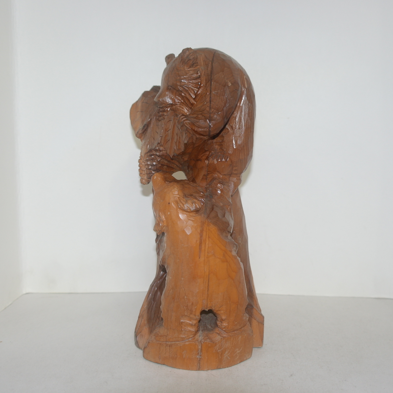 원목나무에 통으로 조각된 곰 조각상