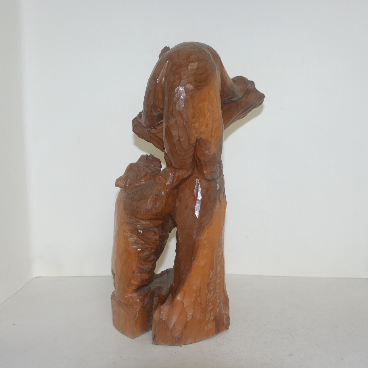 원목나무에 통으로 조각된 곰 조각상