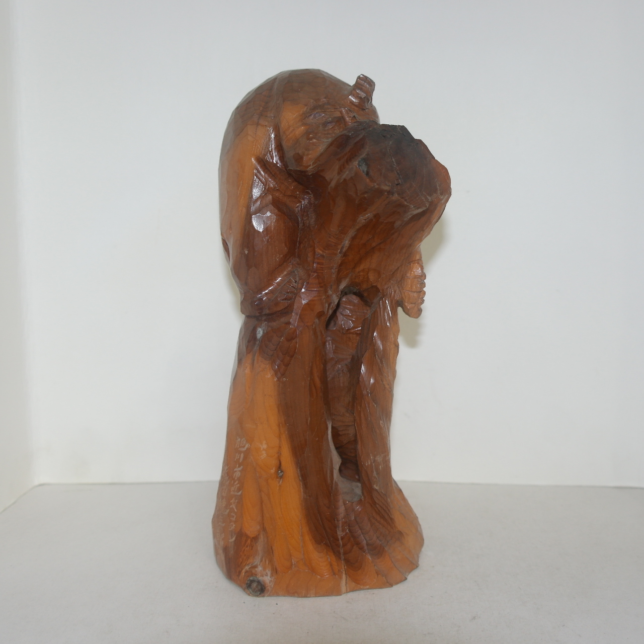 원목나무에 통으로 조각된 곰 조각상