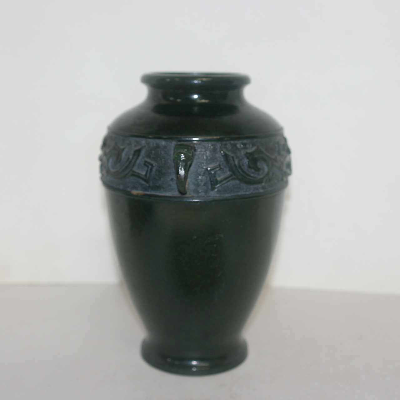 묵직한 청동으로된 귀면이 조각된 화병