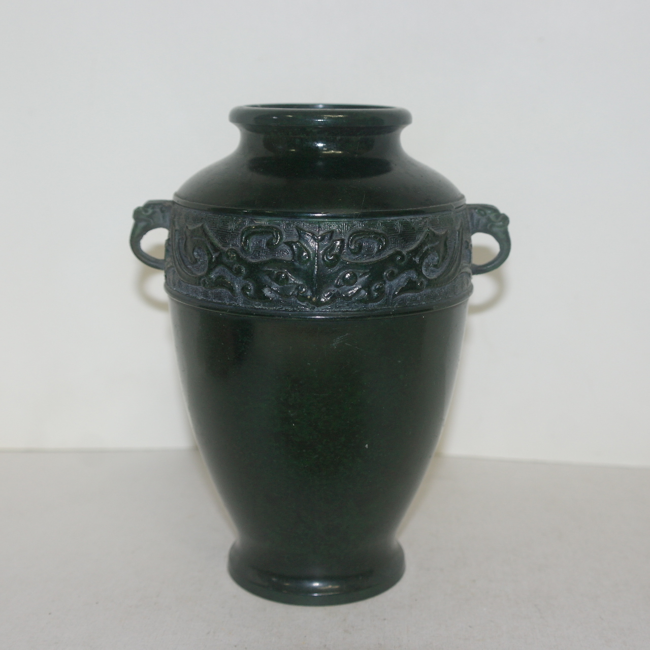 묵직한 청동으로된 귀면이 조각된 화병