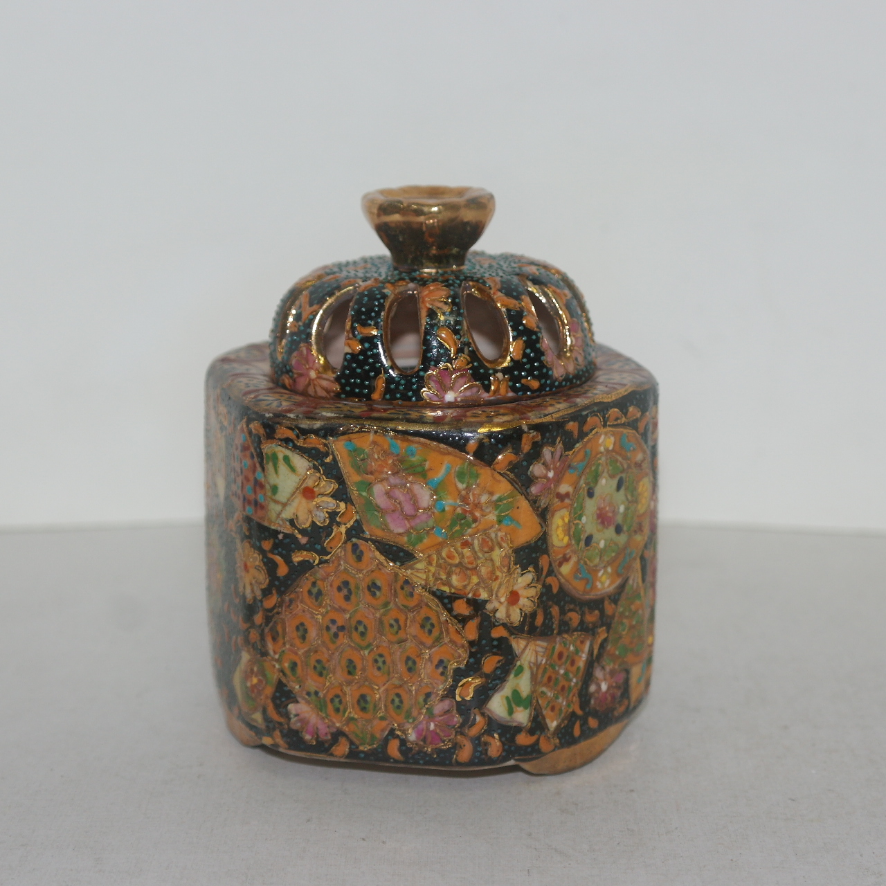 분청자 금채화문 향로