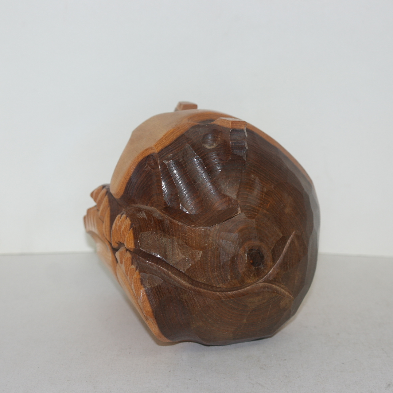 원목나무로 조각된 곰 조각상