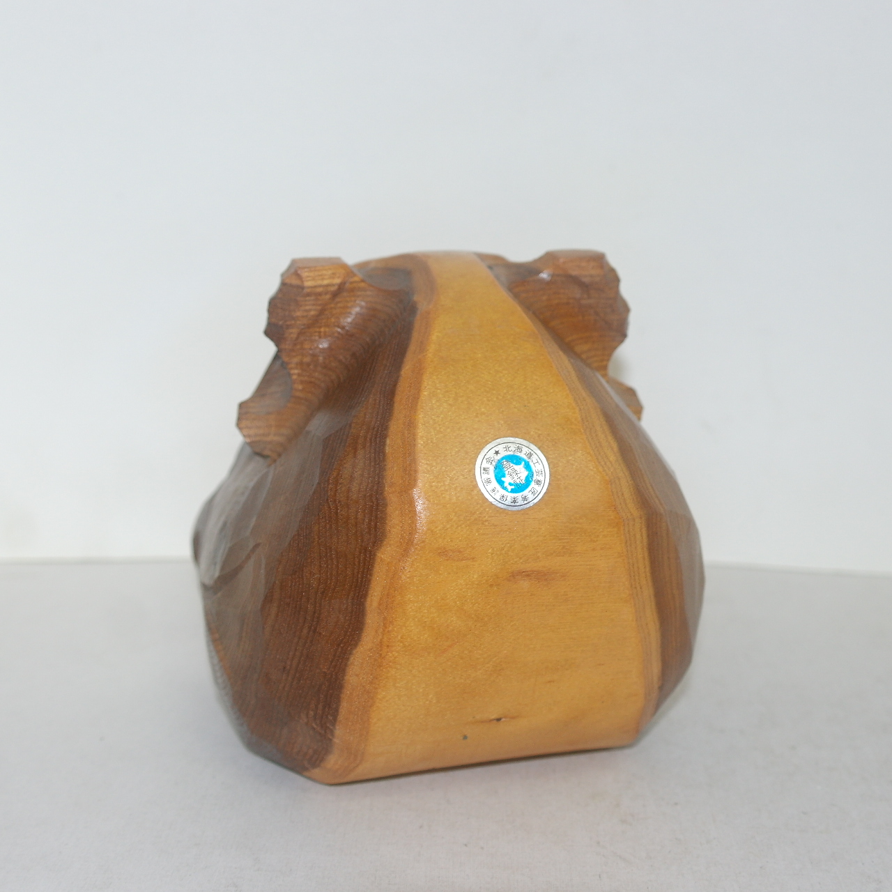 원목나무로 조각된 곰 조각상