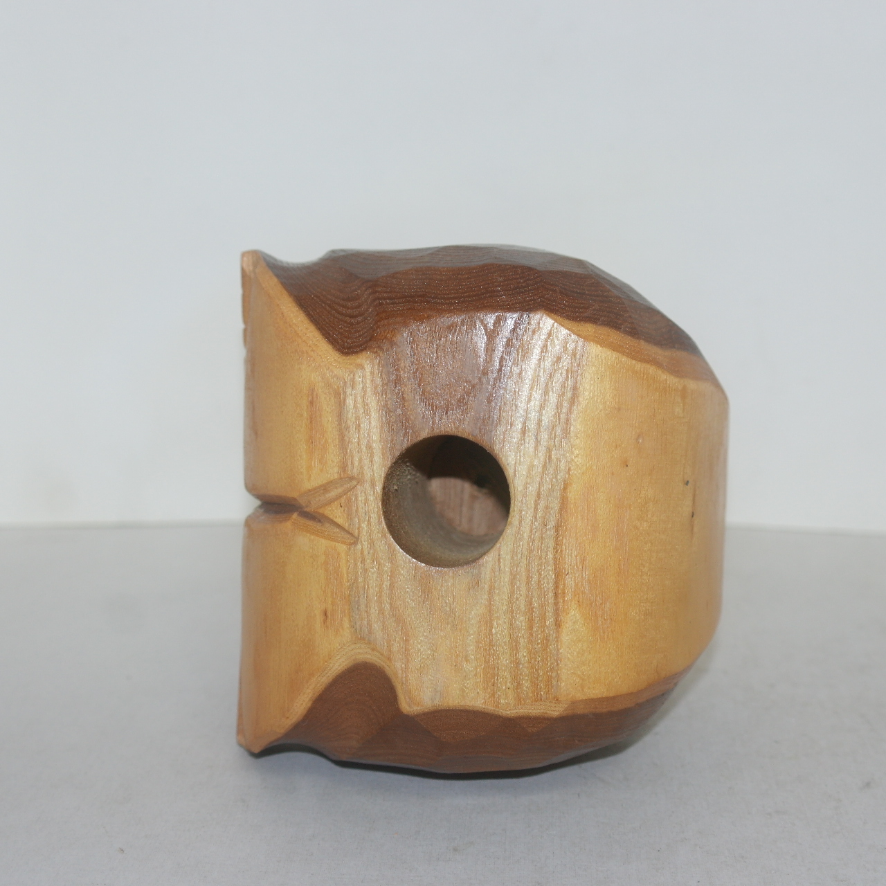 원목나무로 조각된 곰 조각상