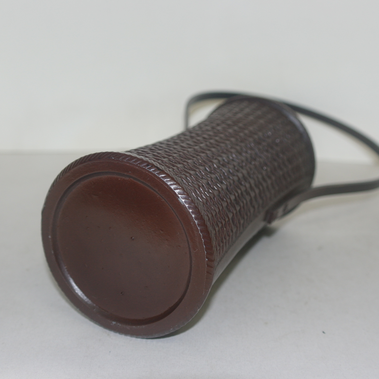 주석합금재질로된 손잡이가 있는 화병