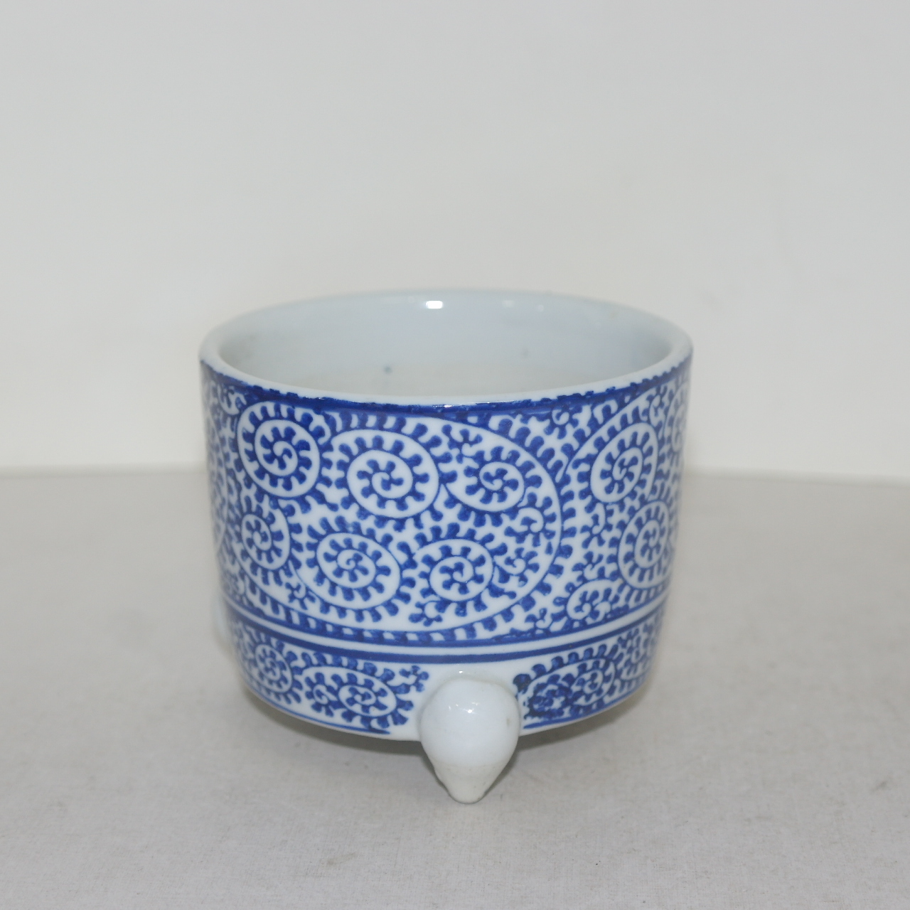 이마리 청화백자 돌개화문 삼족향완