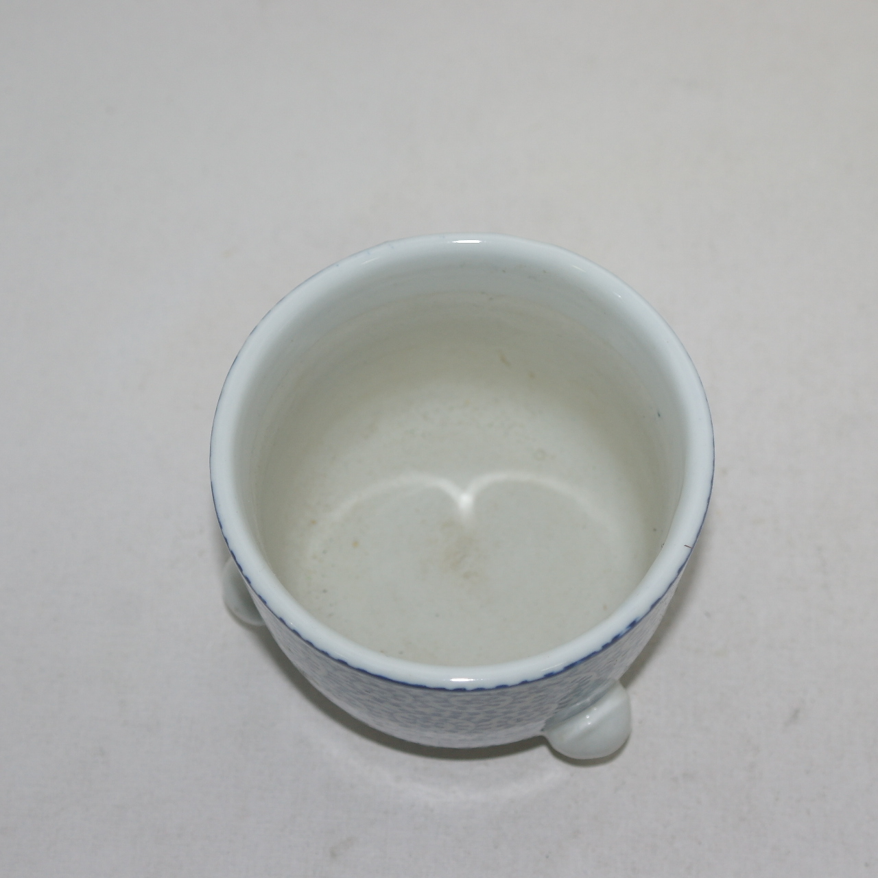 이마리 청화백자 돌개화문 삼족향완