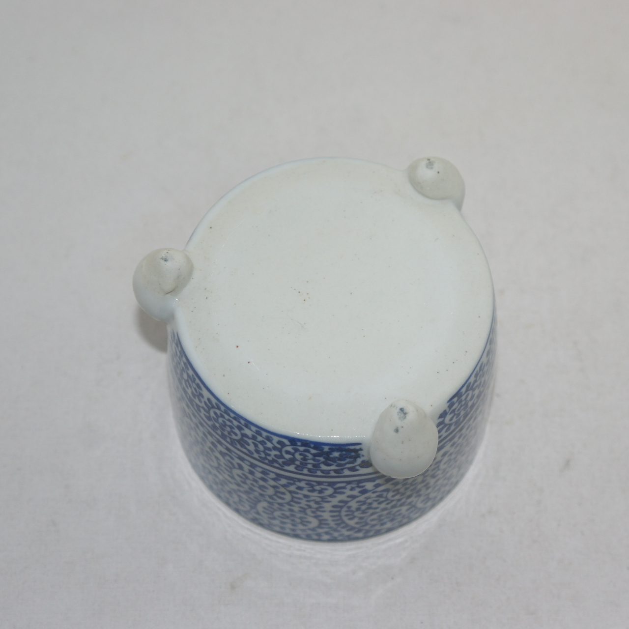 이마리 청화백자 돌개화문 삼족향완