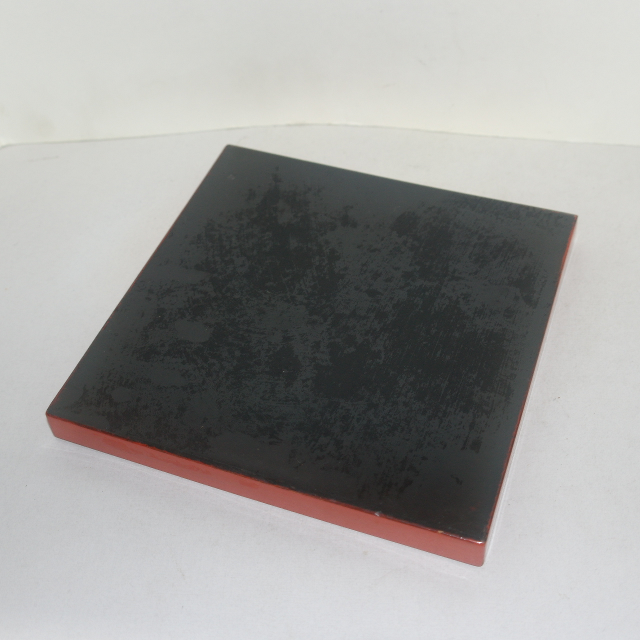 나무에 주칠이된 금채 사각차반