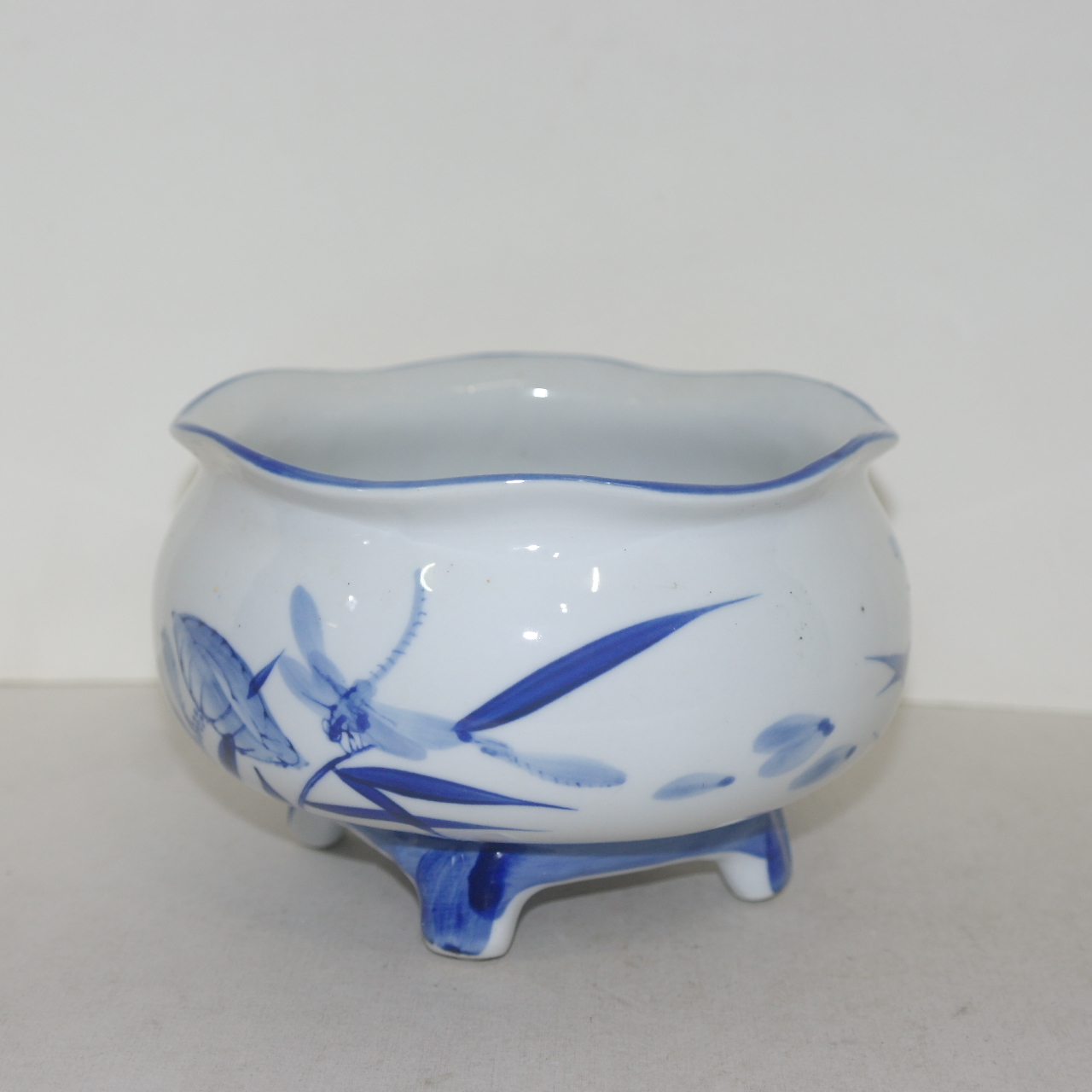 유럽산 청화백자 초화문 사족 호