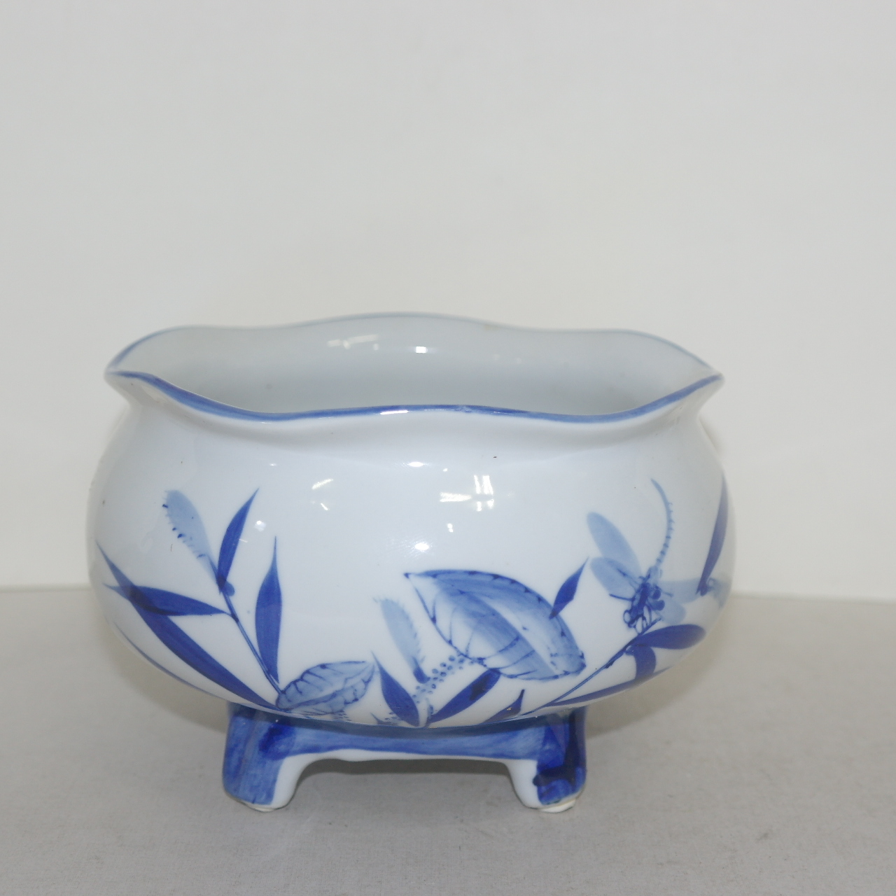 유럽산 청화백자 초화문 사족 호