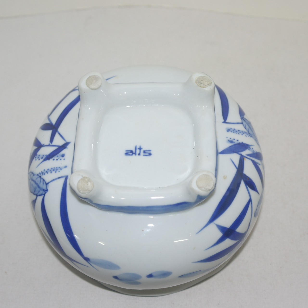 유럽산 청화백자 초화문 사족 호