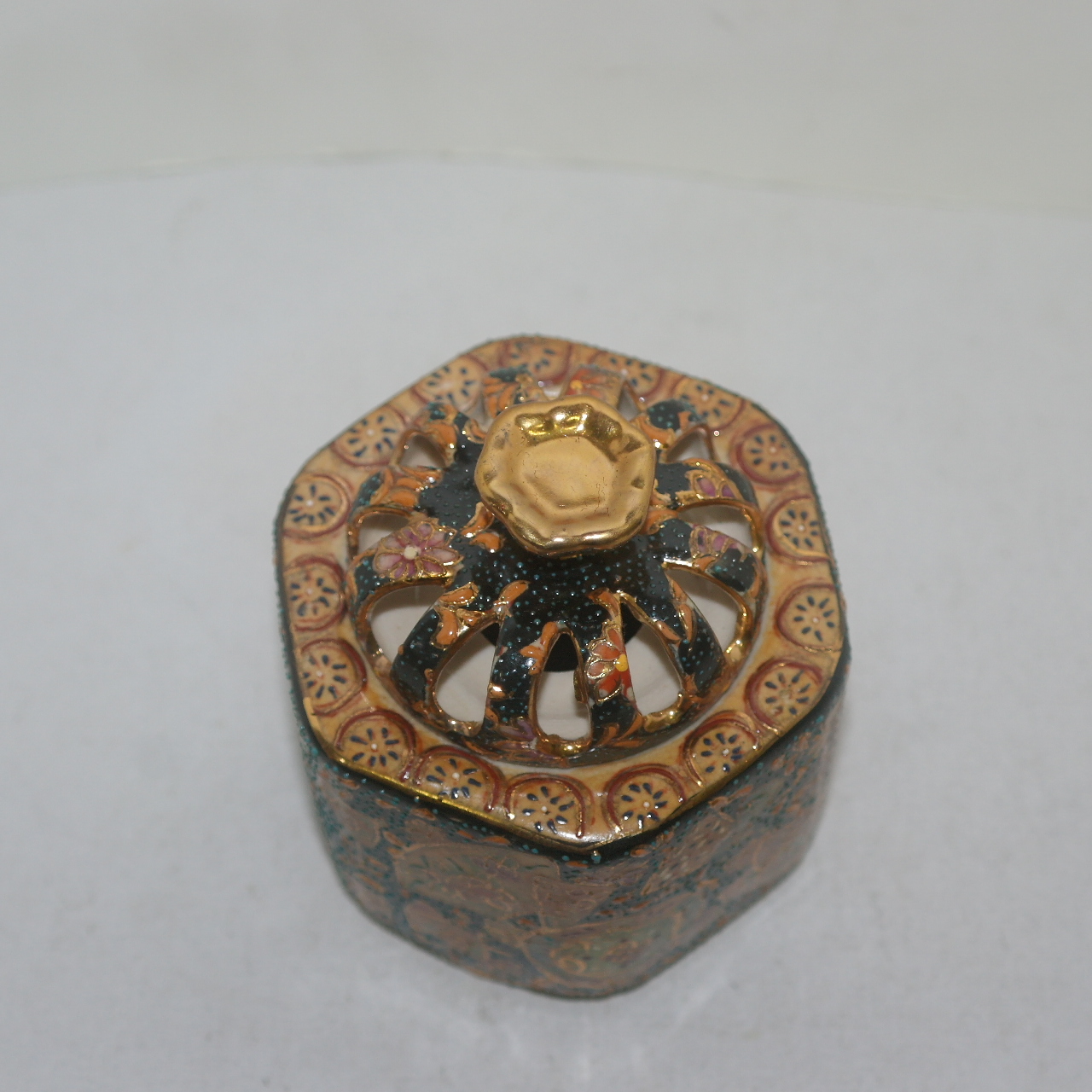 분청자 금채화문 향로