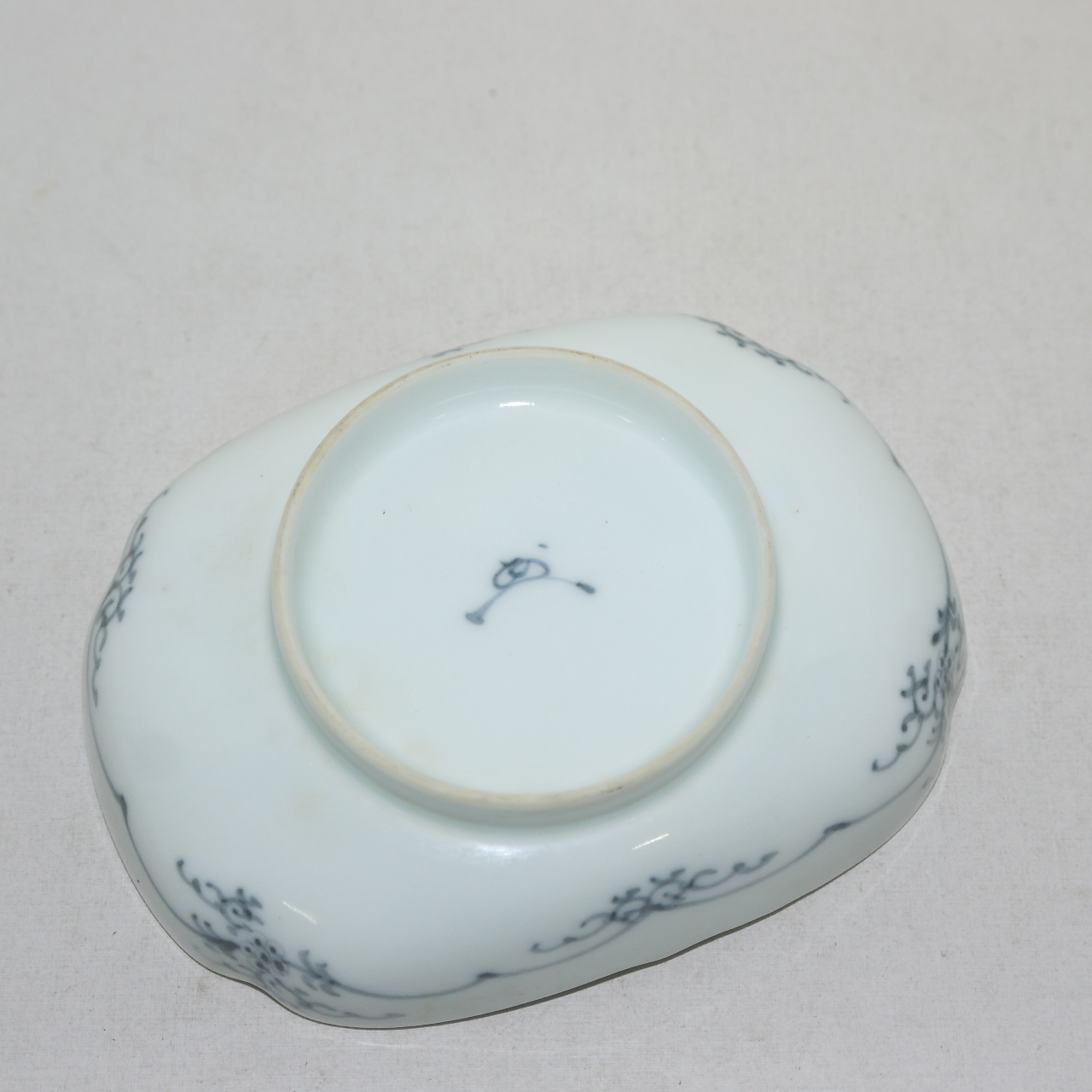 100년이상된 고이마리 청화백자 노송산수문 화형완