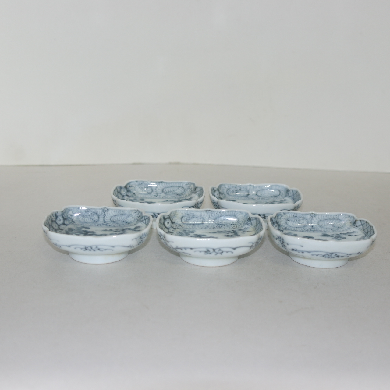 100년이상된 고이마리 청화백자 노송산수문 화형완 5점