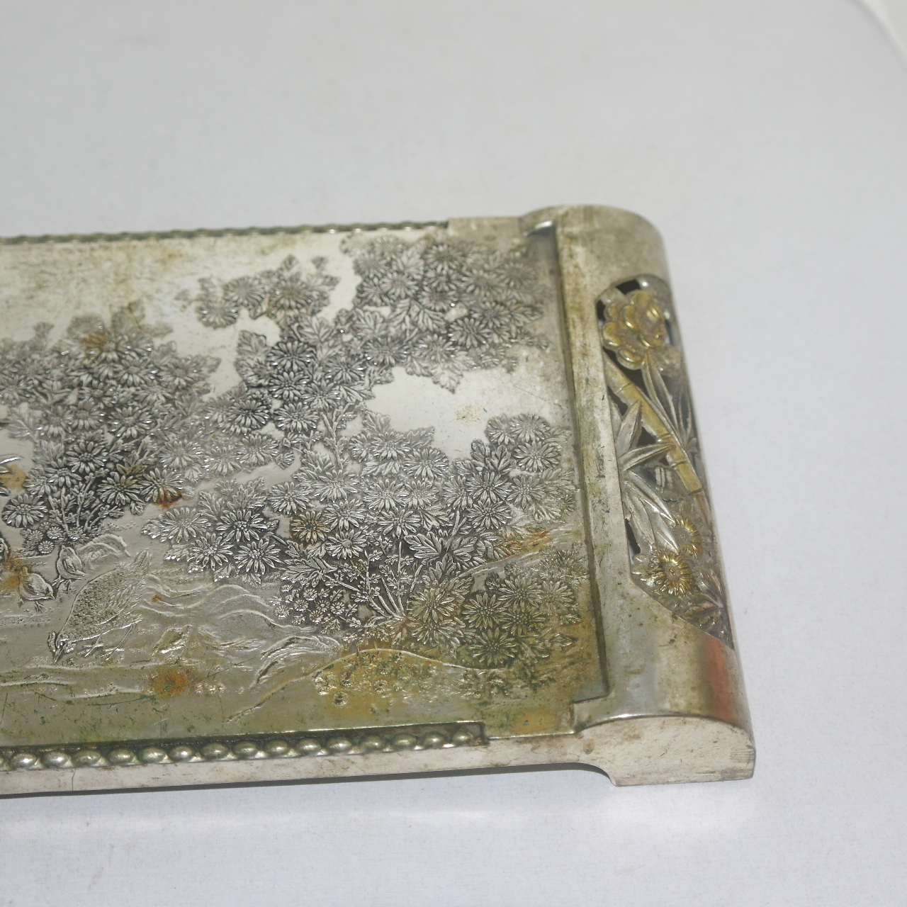 주석합금재질로된 조화문이 조각된 화대