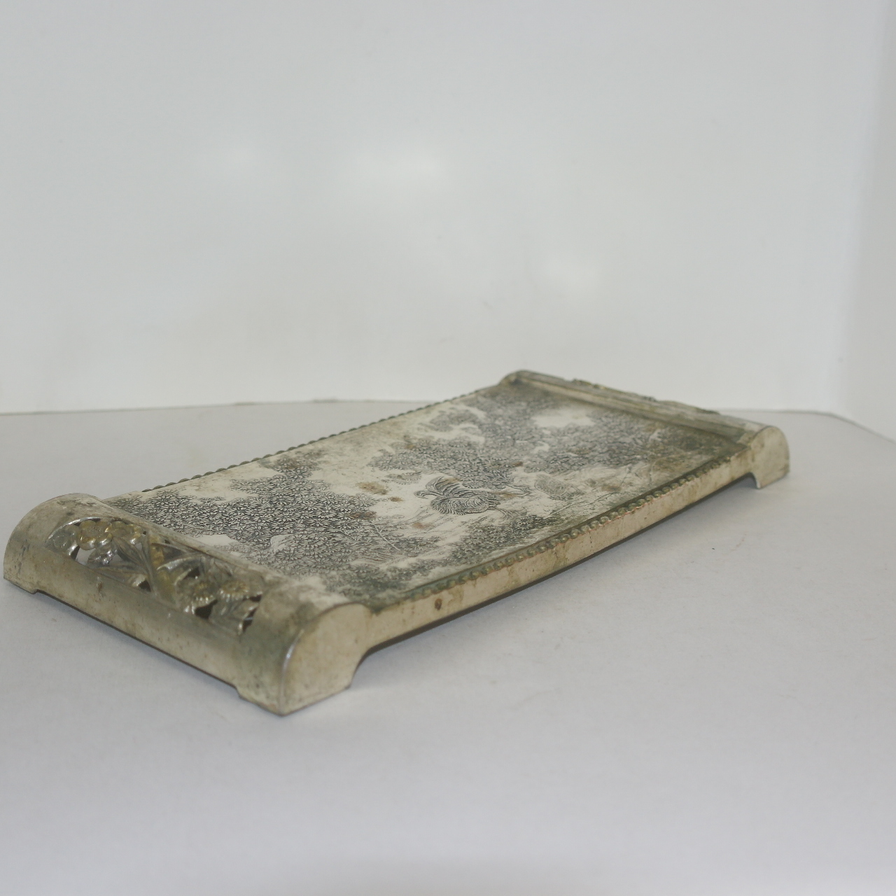 주석합금재질로된 조화문이 조각된 화대