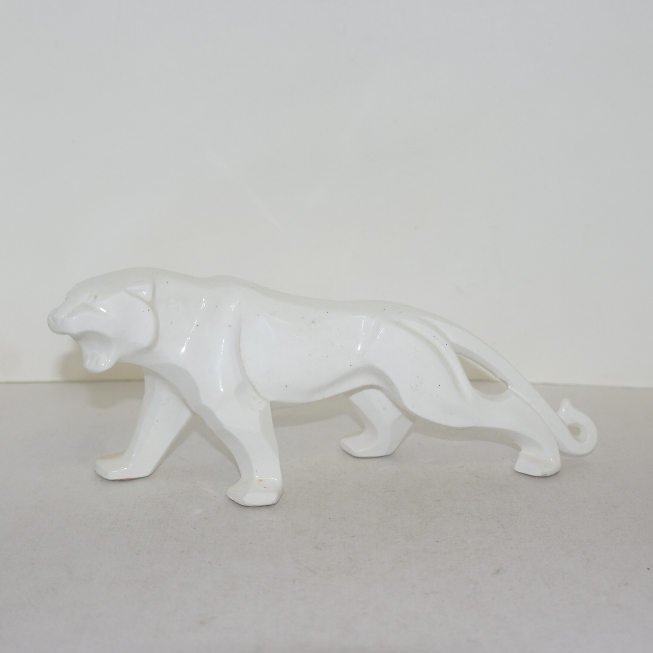 도자기로된 호랑이 조각상