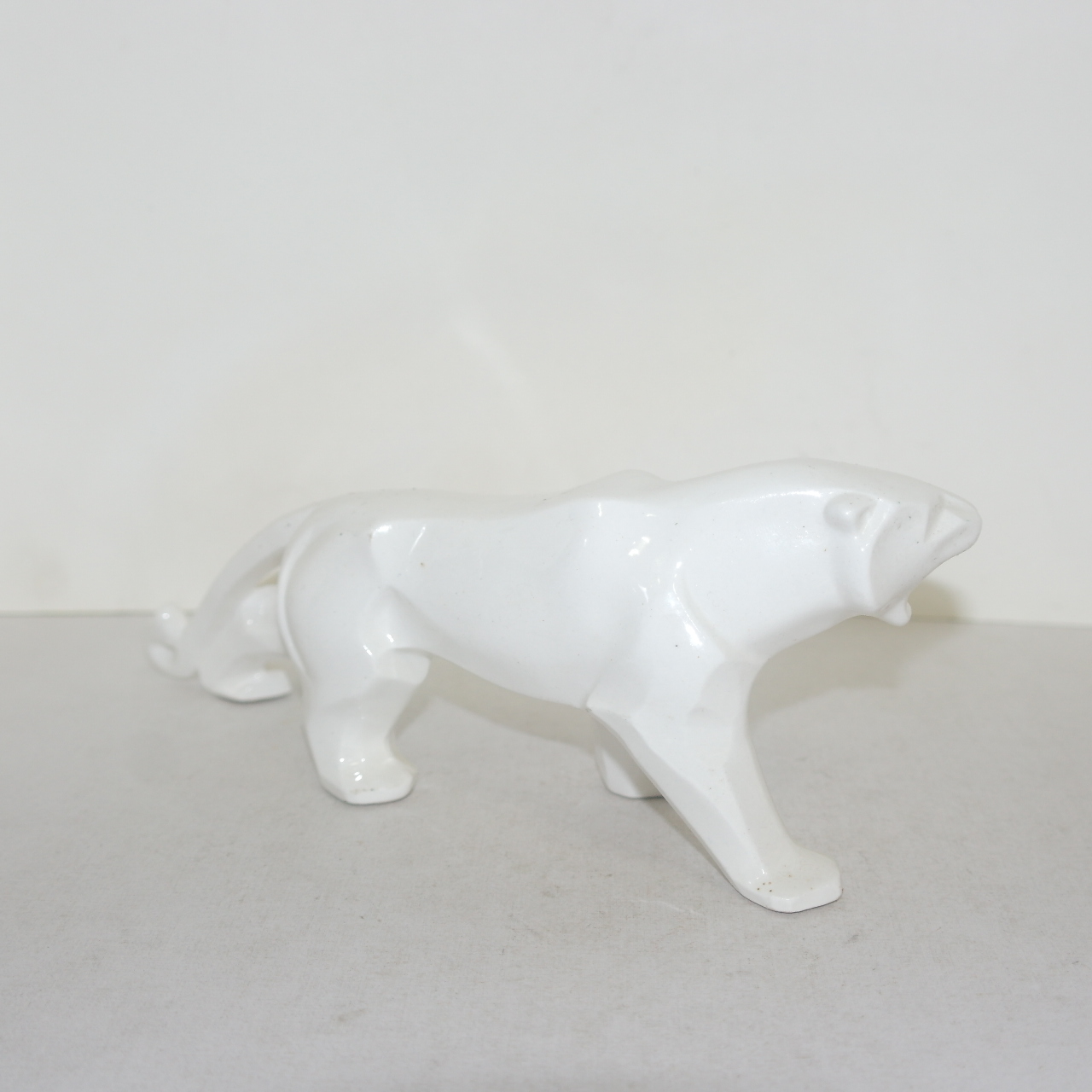 도자기로된 호랑이 조각상