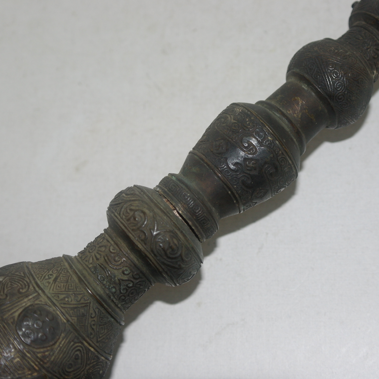 연대가좋은 청동으로된 기둥