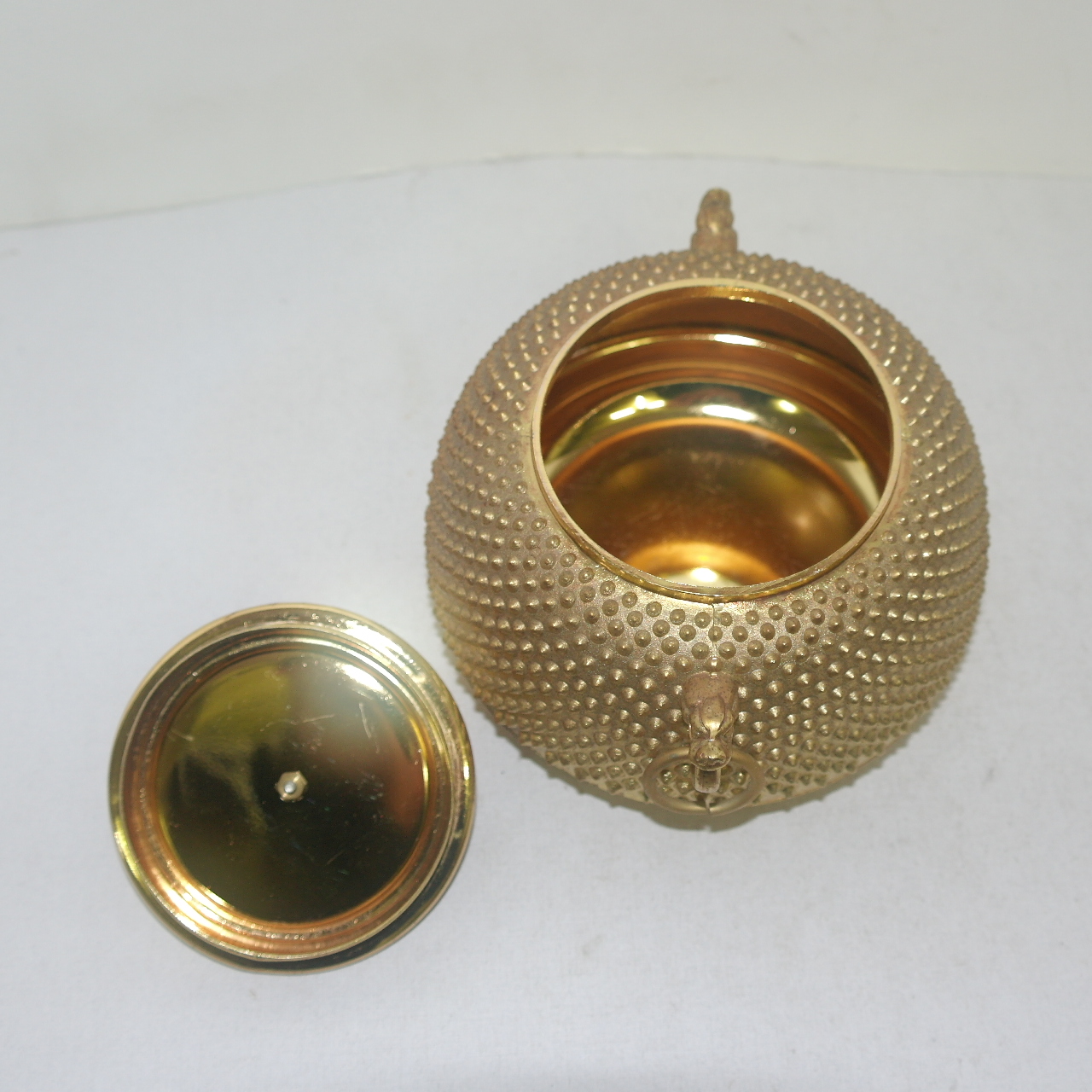 묵직한 청동으로된 차솥