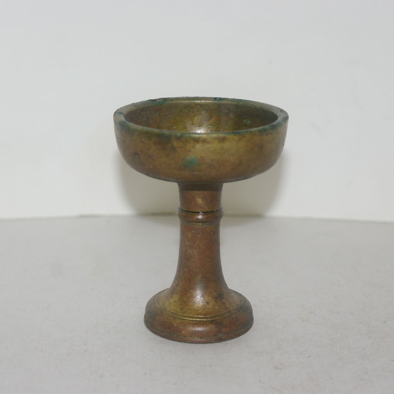 연대가좋은 청동으로된 굽다리 향완