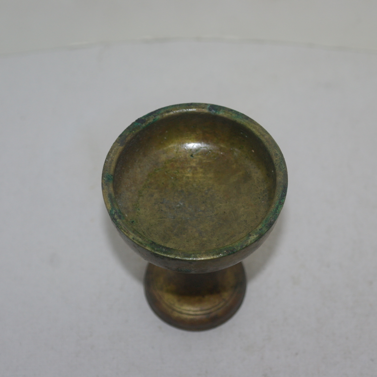 연대가좋은 청동으로된 굽다리 향완