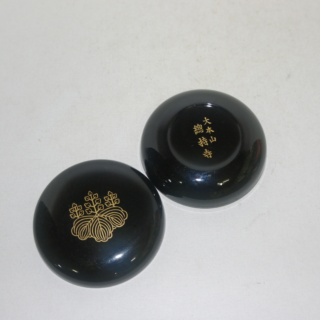 금채화문 그림이 있는 향합