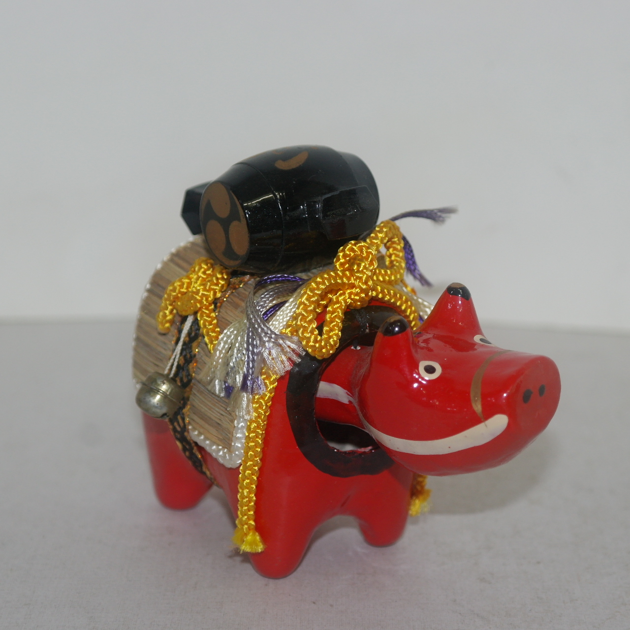 종이와 나무재질로된 머리가 움직이는 소 조각상