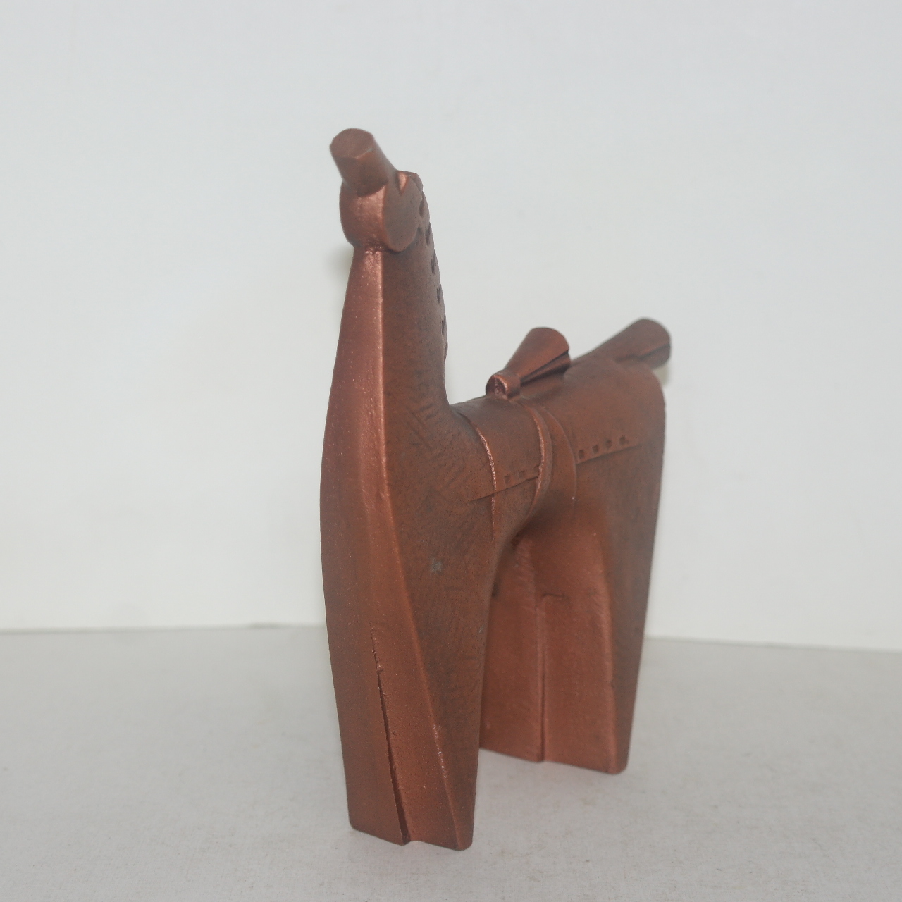 청동으로된 말 조각상