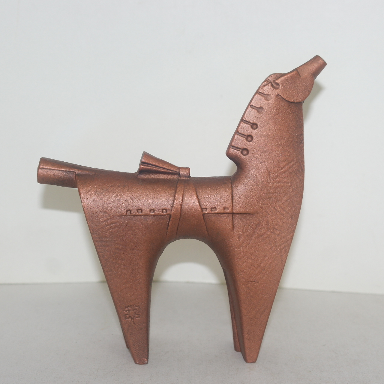 청동으로된 말 조각상