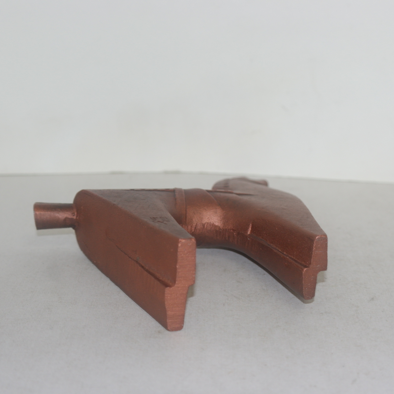 청동으로된 말 조각상