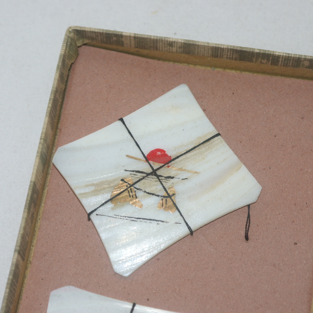 진주조개류에 그림을 그린 작품