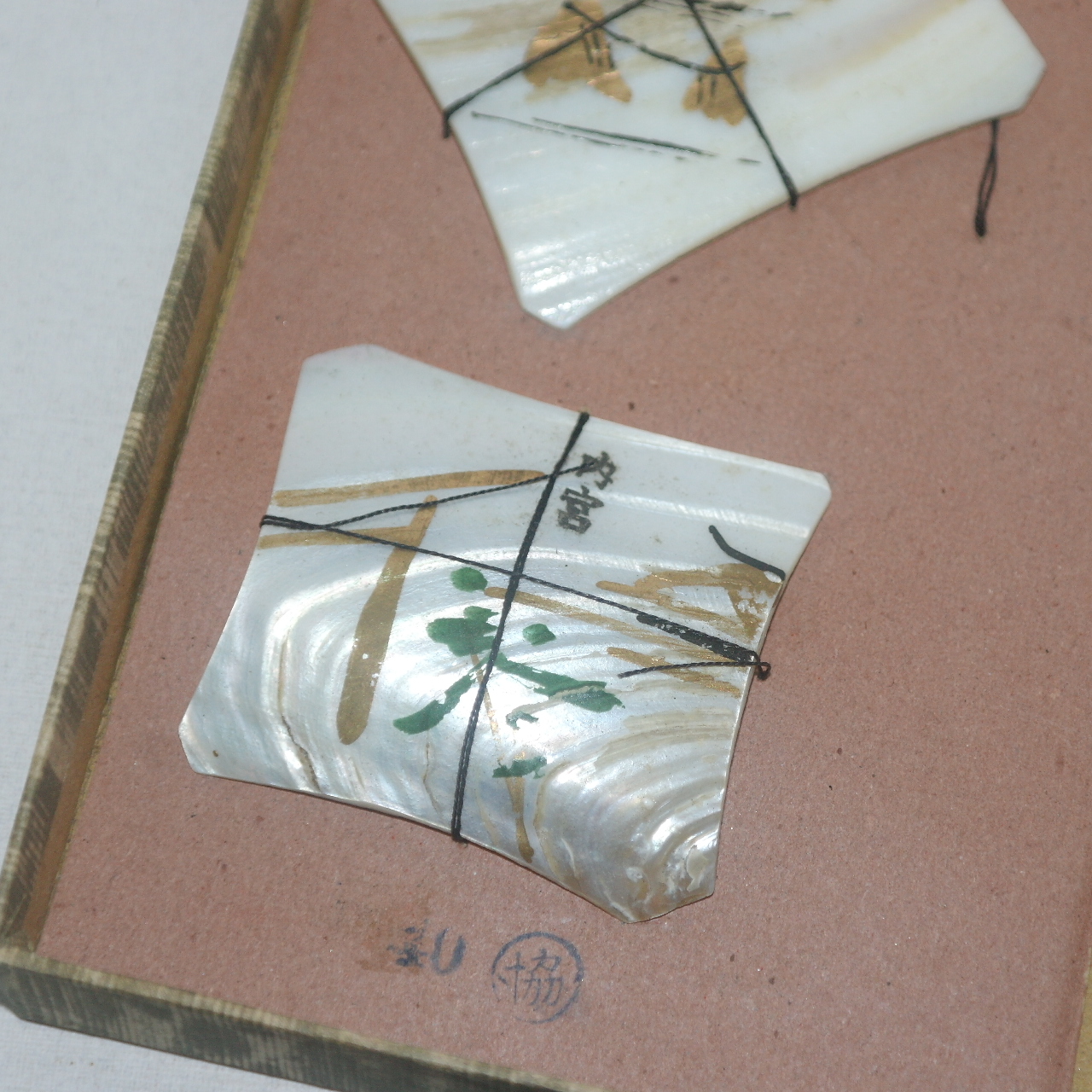 진주조개류에 그림을 그린 작품