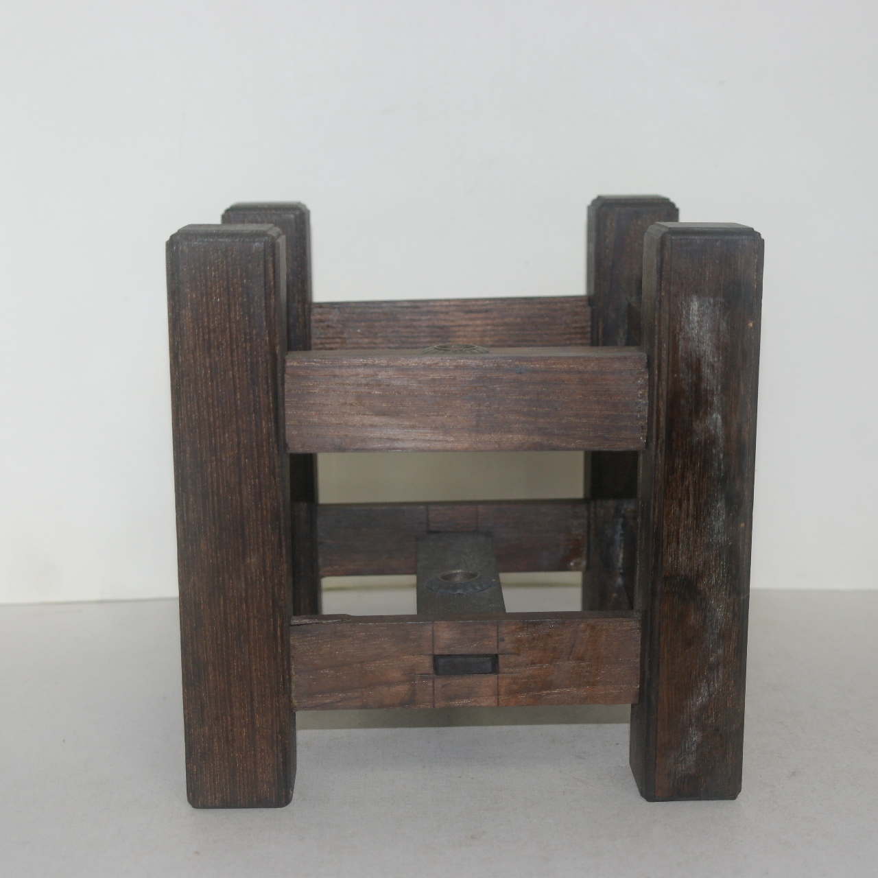 나무로된 받침대 작품