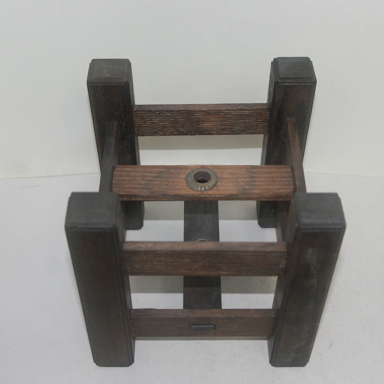 나무로된 받침대 작품