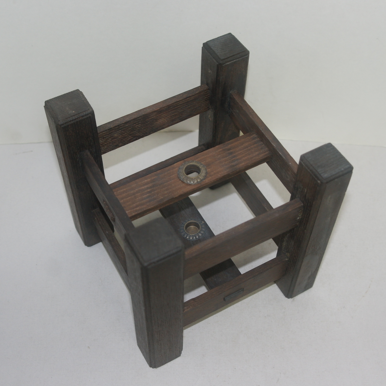 나무로된 받침대 작품