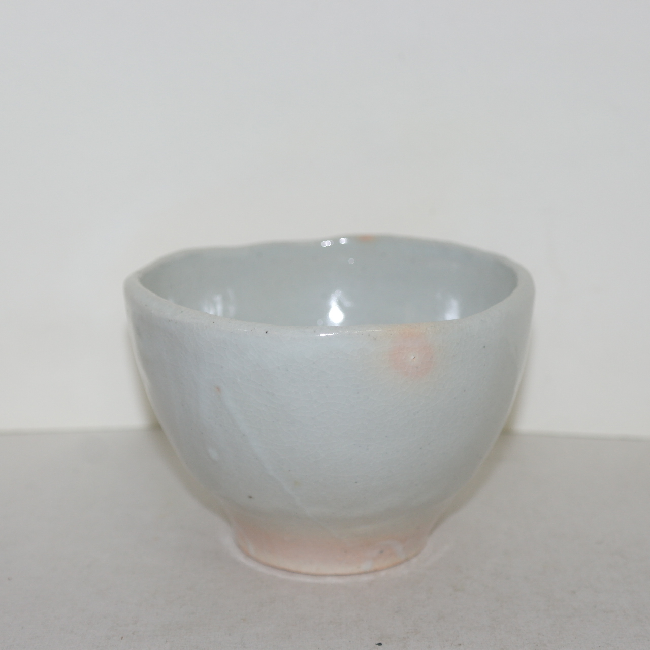 홍화빛이 도는 청자 말찻잔